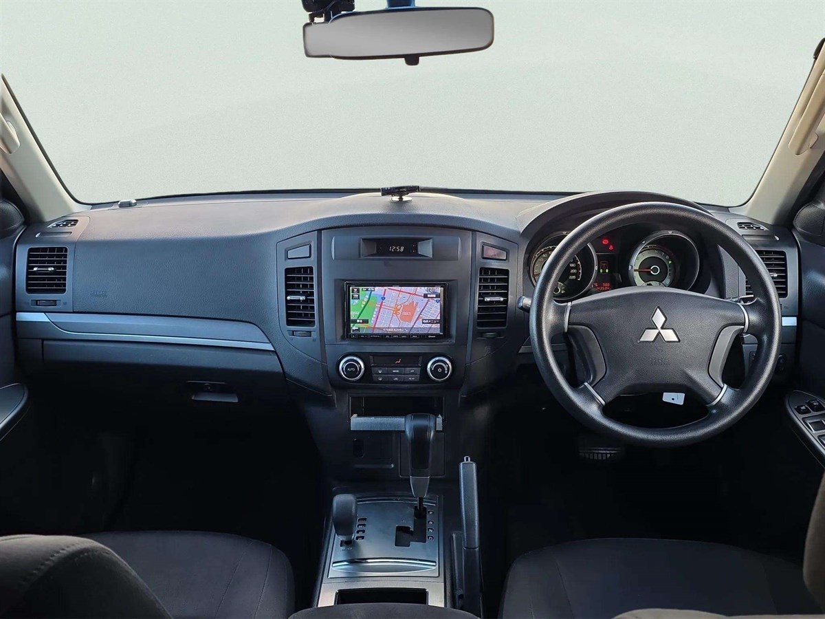 2013 Mitsubishi Pajero thumbnail