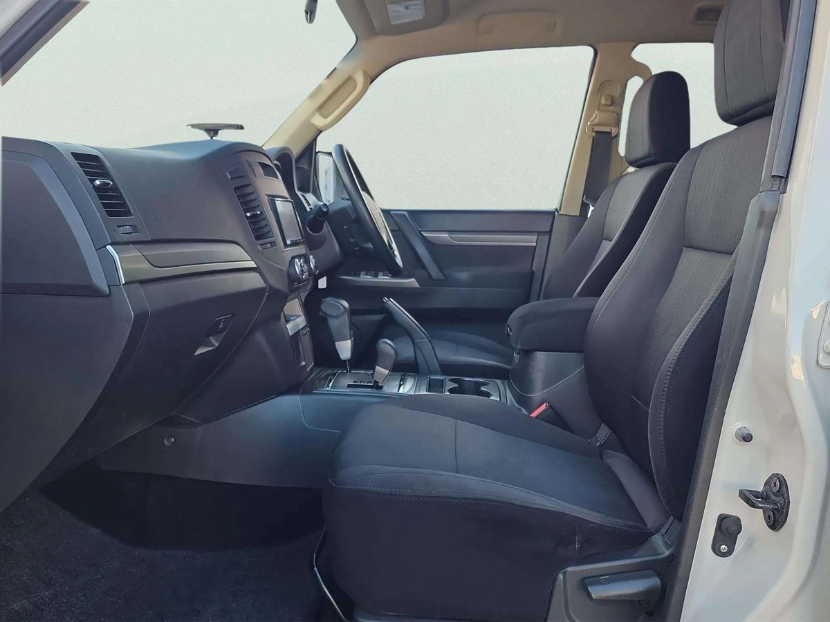 2013 Mitsubishi Pajero thumbnail