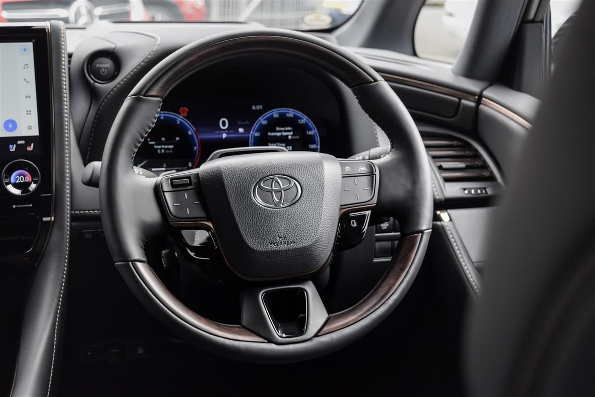 2026 Toyota Alphard thumbnail