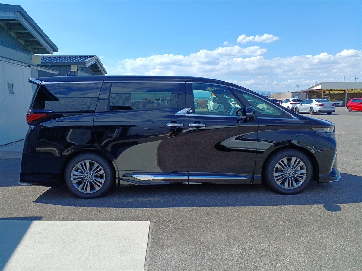 2026 Toyota Alphard thumbnail