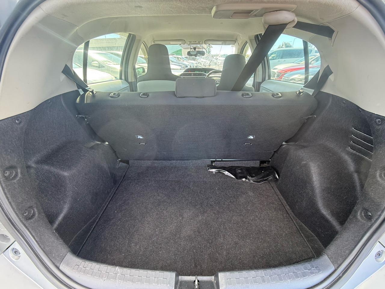2013 Toyota Aqua thumbnail