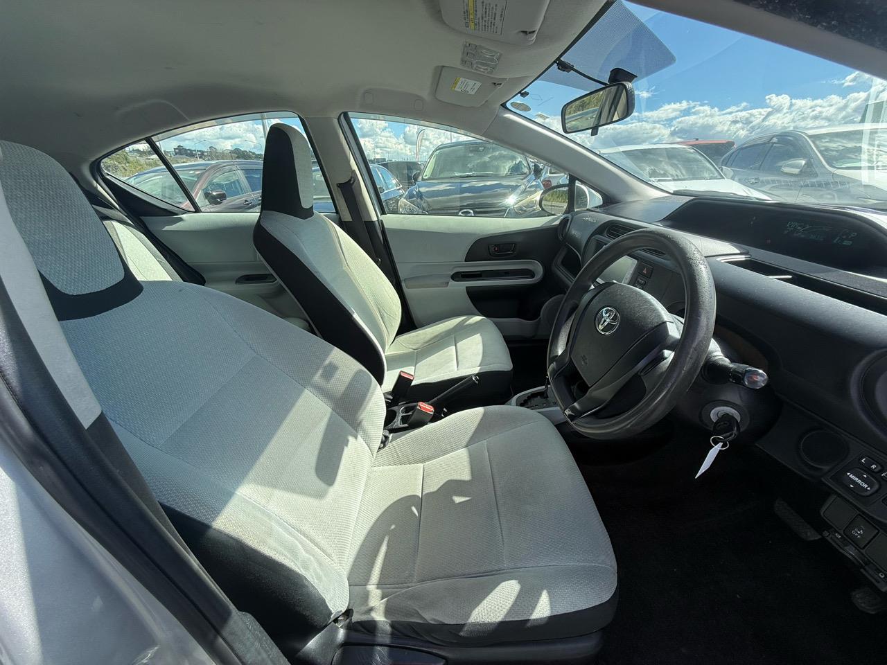 2013 Toyota Aqua thumbnail