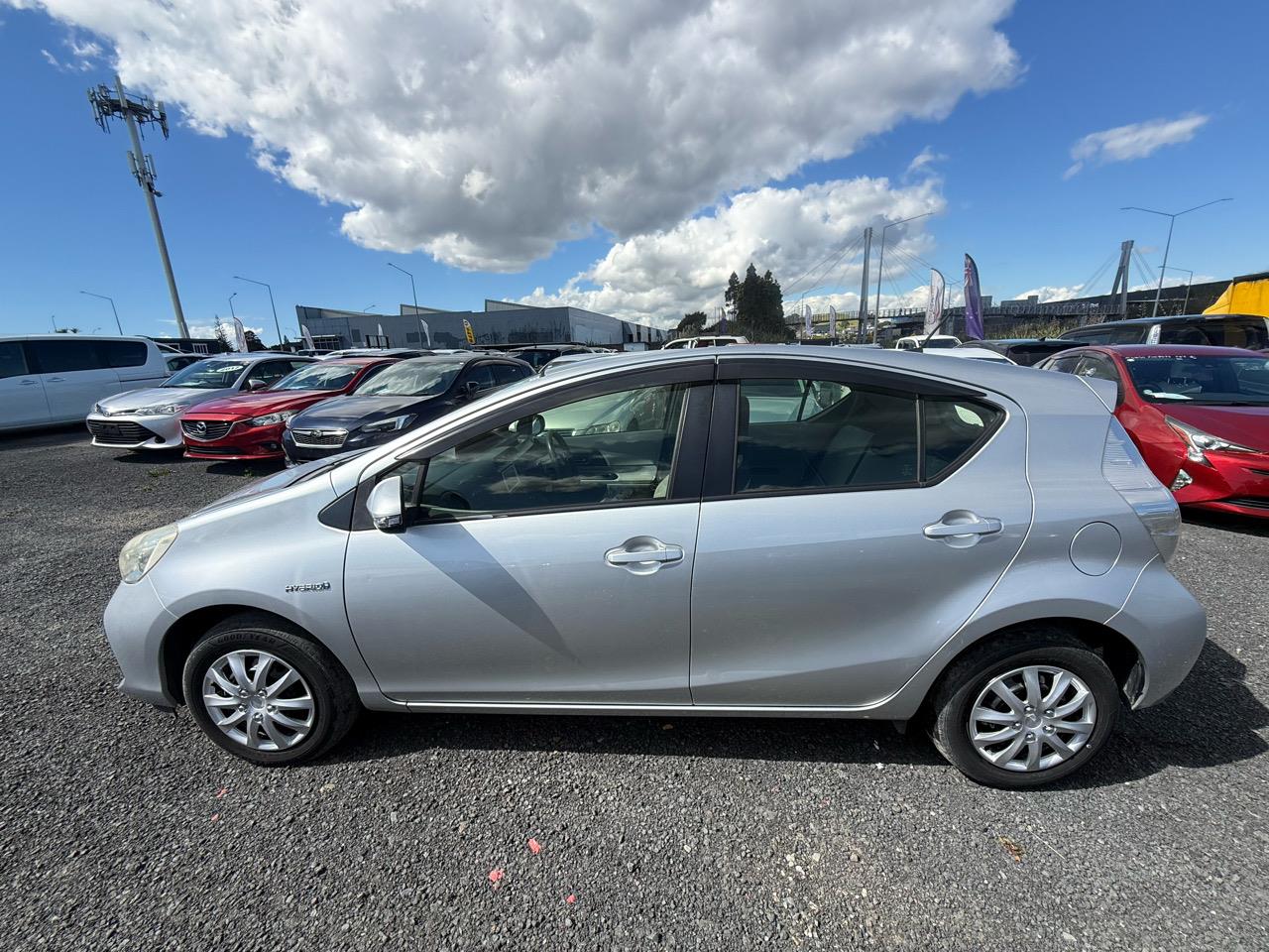 2013 Toyota Aqua thumbnail