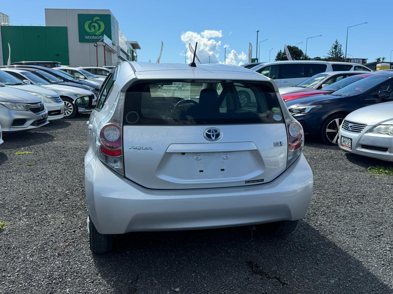 2013 Toyota Aqua thumbnail