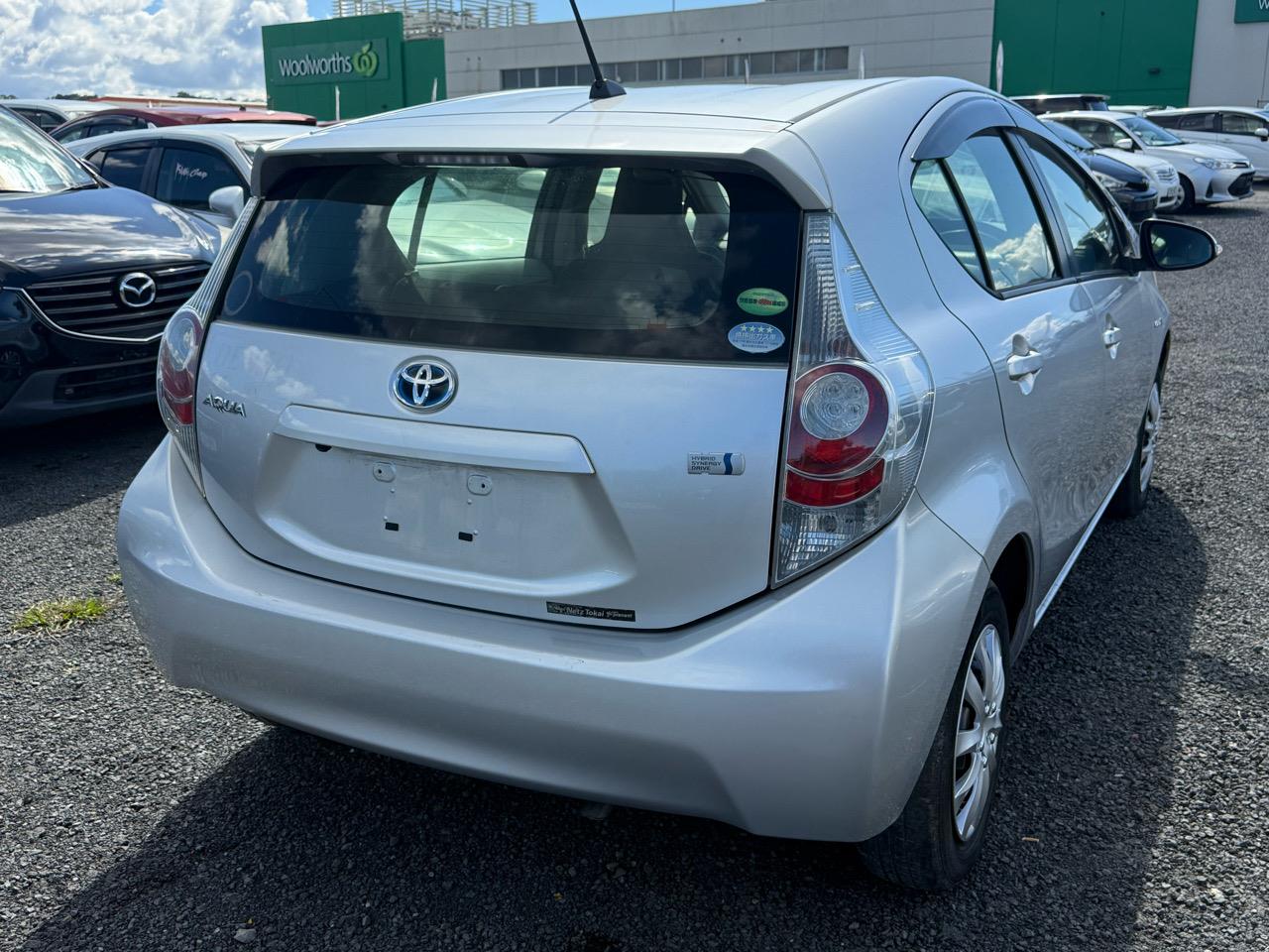 2013 Toyota Aqua thumbnail