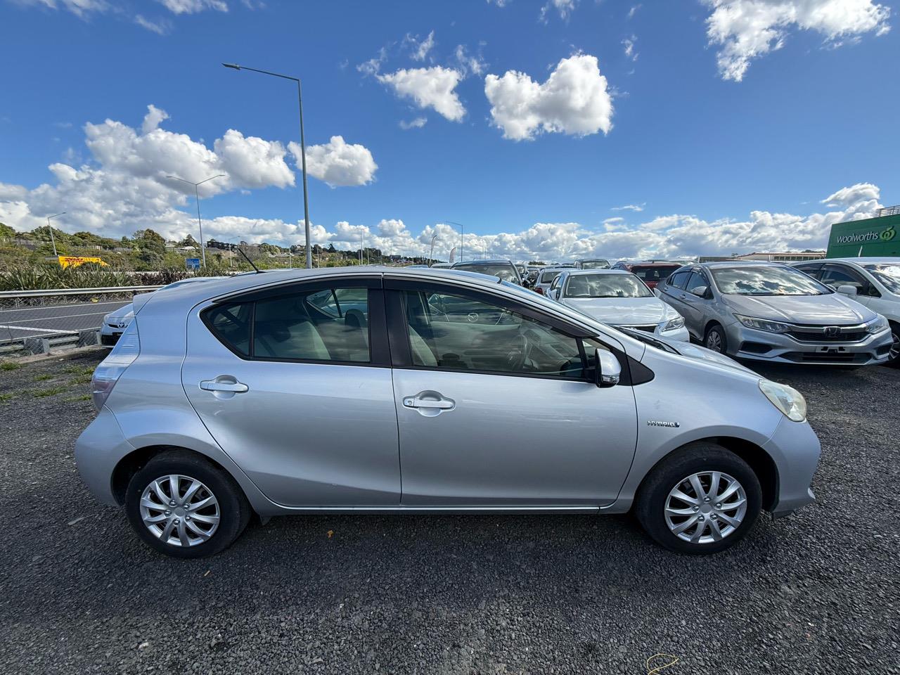 2013 Toyota Aqua thumbnail