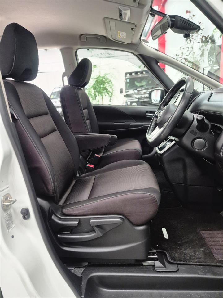 2018 Nissan Serena thumbnail