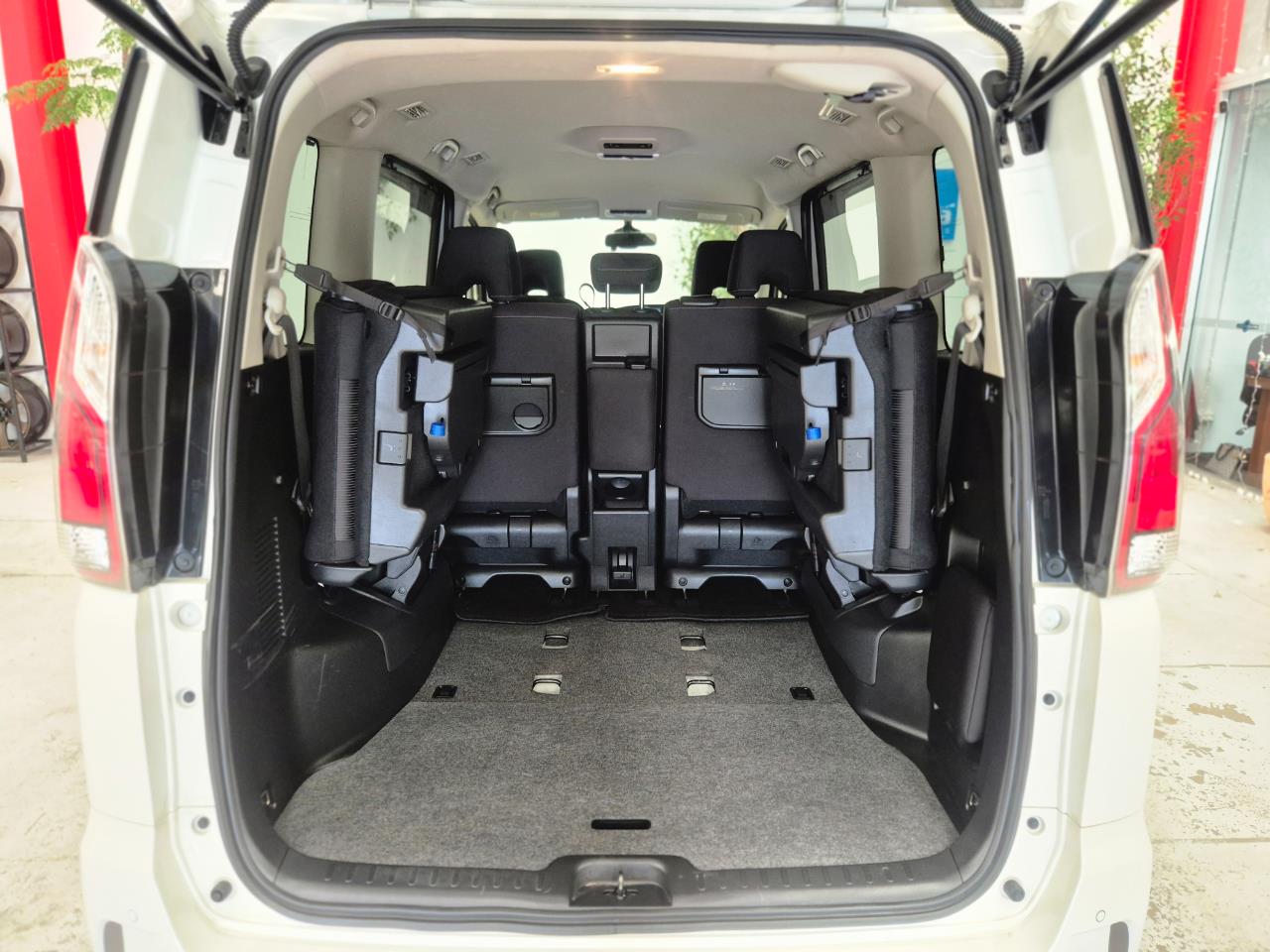 2018 Nissan Serena thumbnail