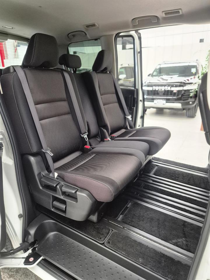 2018 Nissan Serena thumbnail