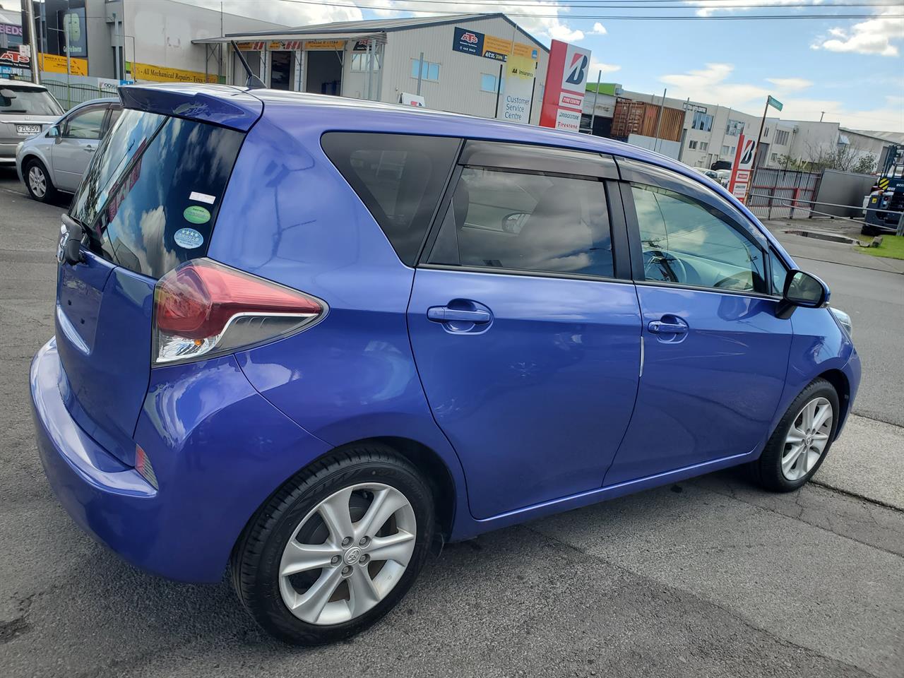 2017 Toyota Ractis thumbnail