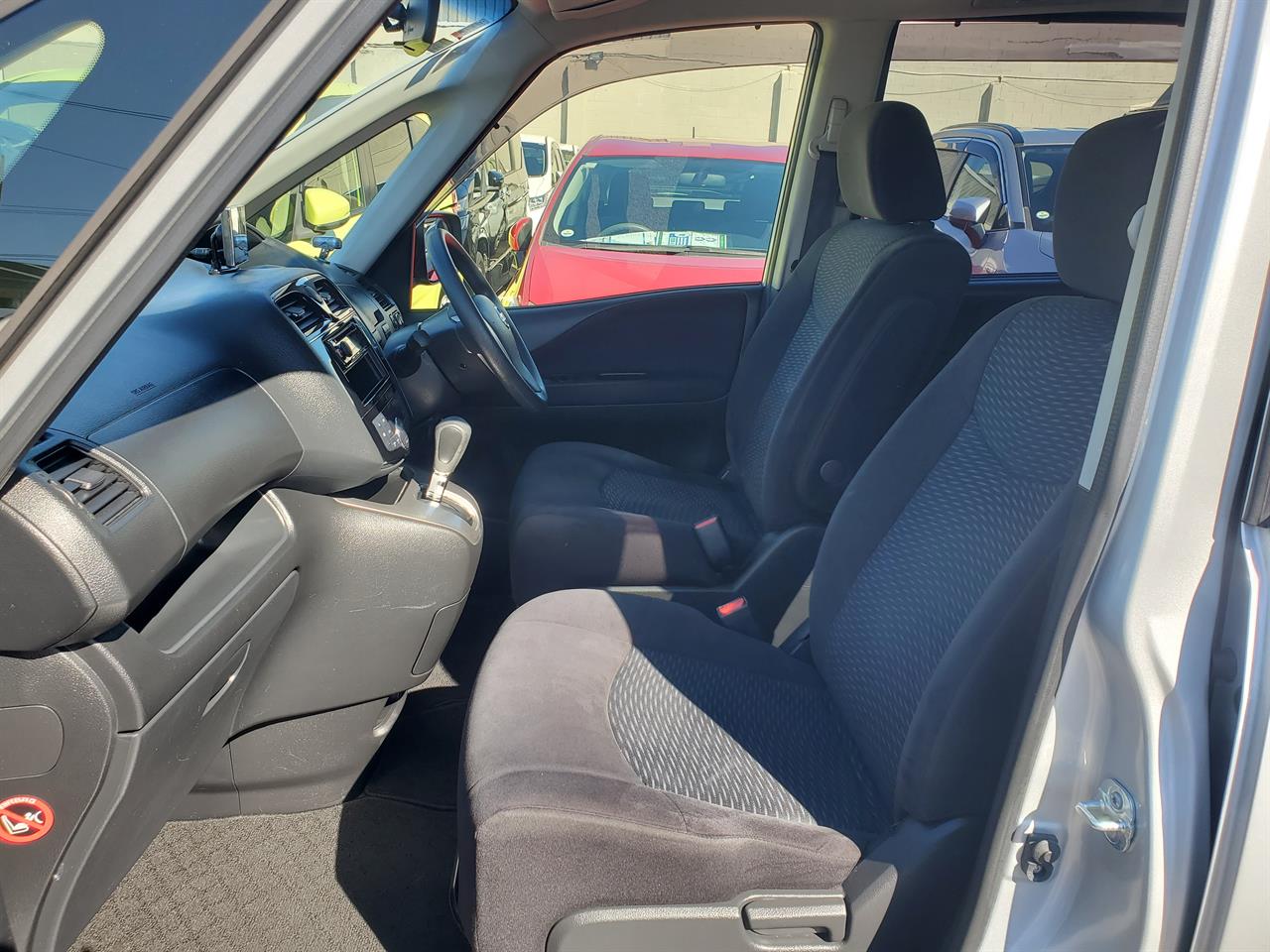 2016 Nissan Serena thumbnail