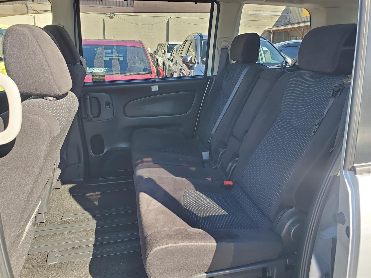 2016 Nissan Serena thumbnail