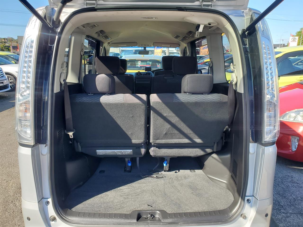 2016 Nissan Serena thumbnail