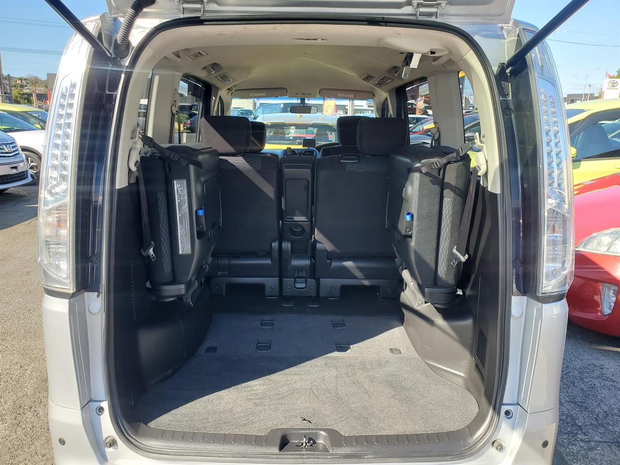 2016 Nissan Serena thumbnail