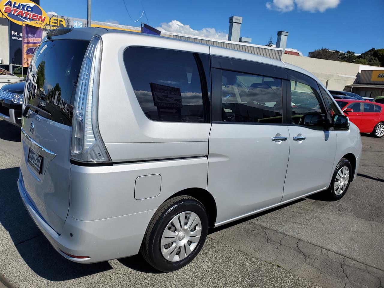 2016 Nissan Serena thumbnail