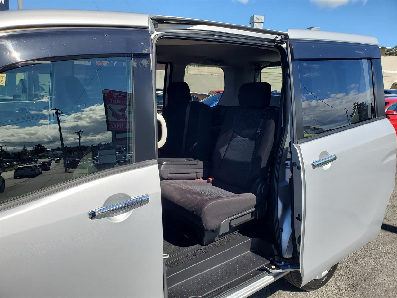 2016 Nissan Serena thumbnail