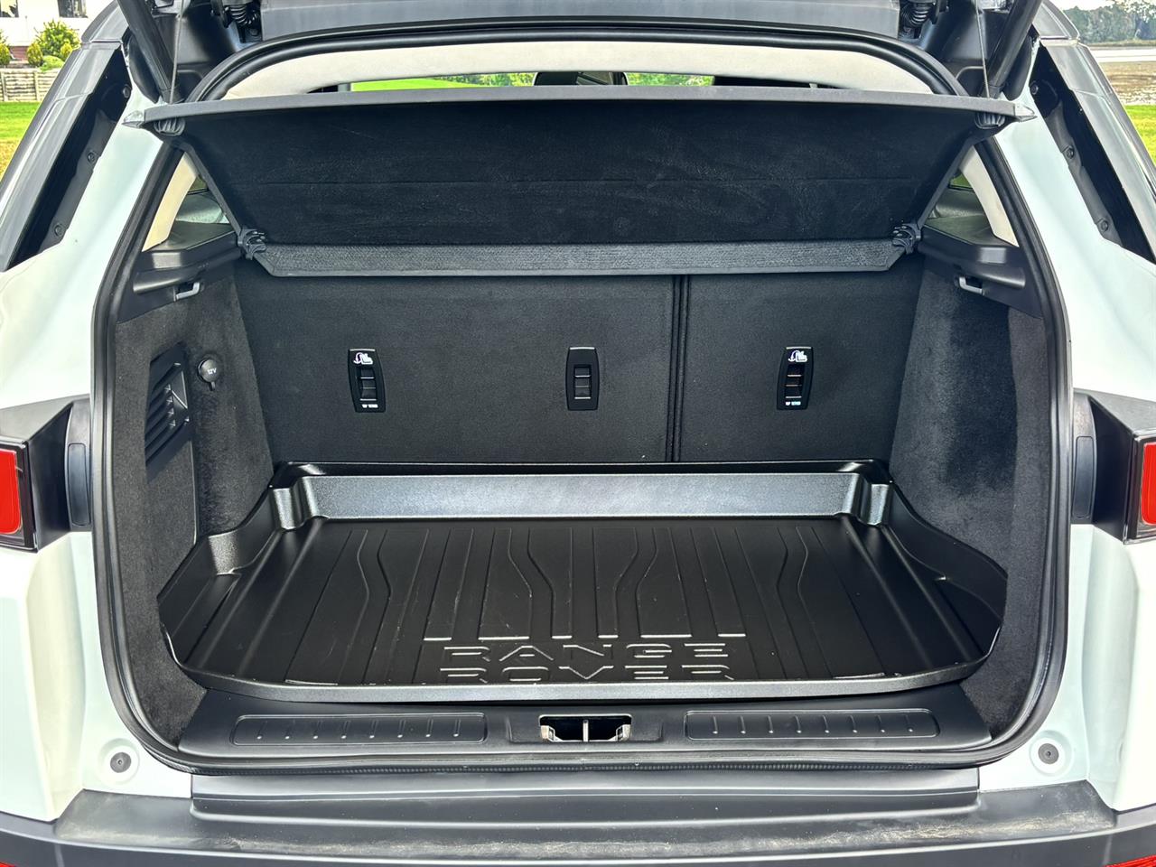 2016 Land Rover Range thumbnail