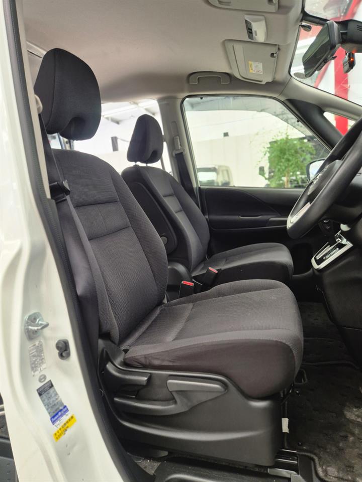 2017 Nissan Serena thumbnail