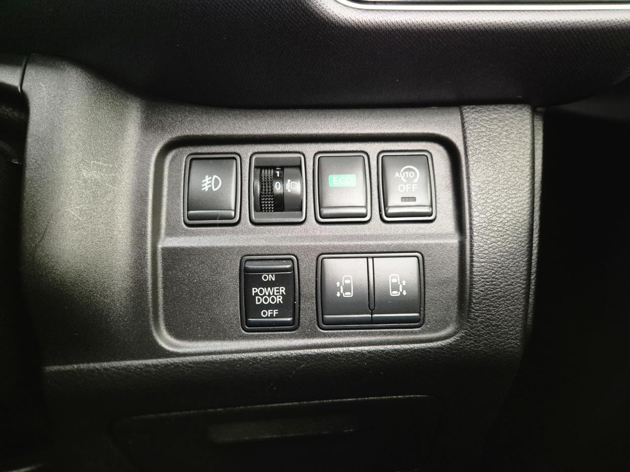 2017 Nissan Serena thumbnail