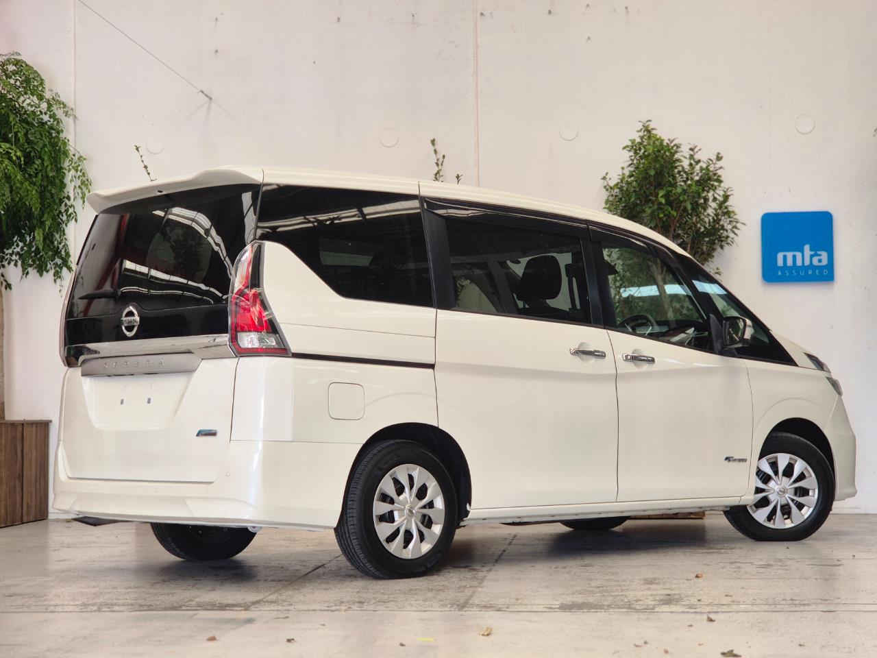 2017 Nissan Serena thumbnail