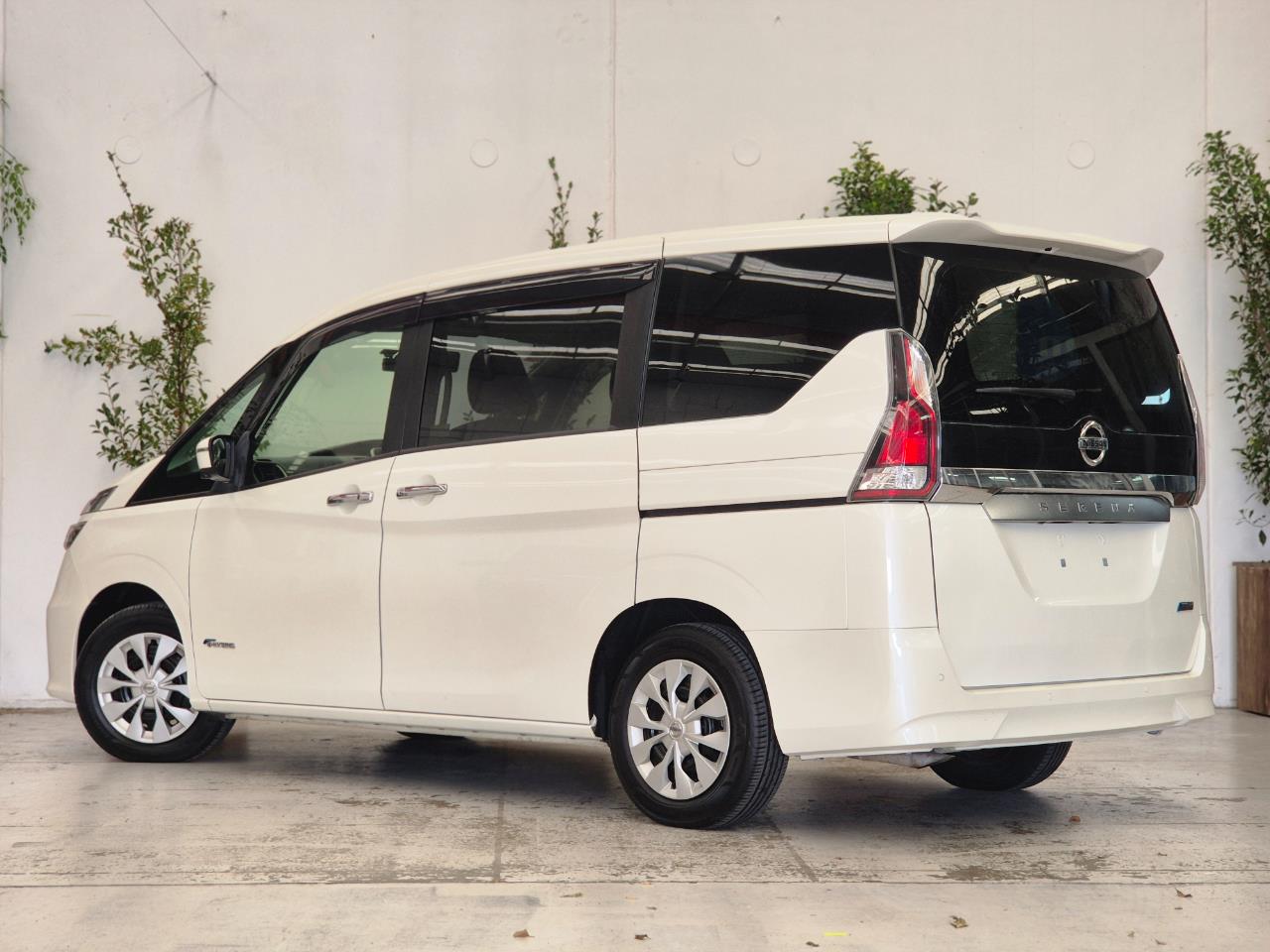 2017 Nissan Serena thumbnail