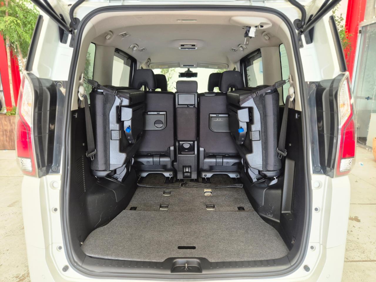 2017 Nissan Serena thumbnail