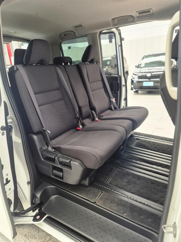 2017 Nissan Serena thumbnail