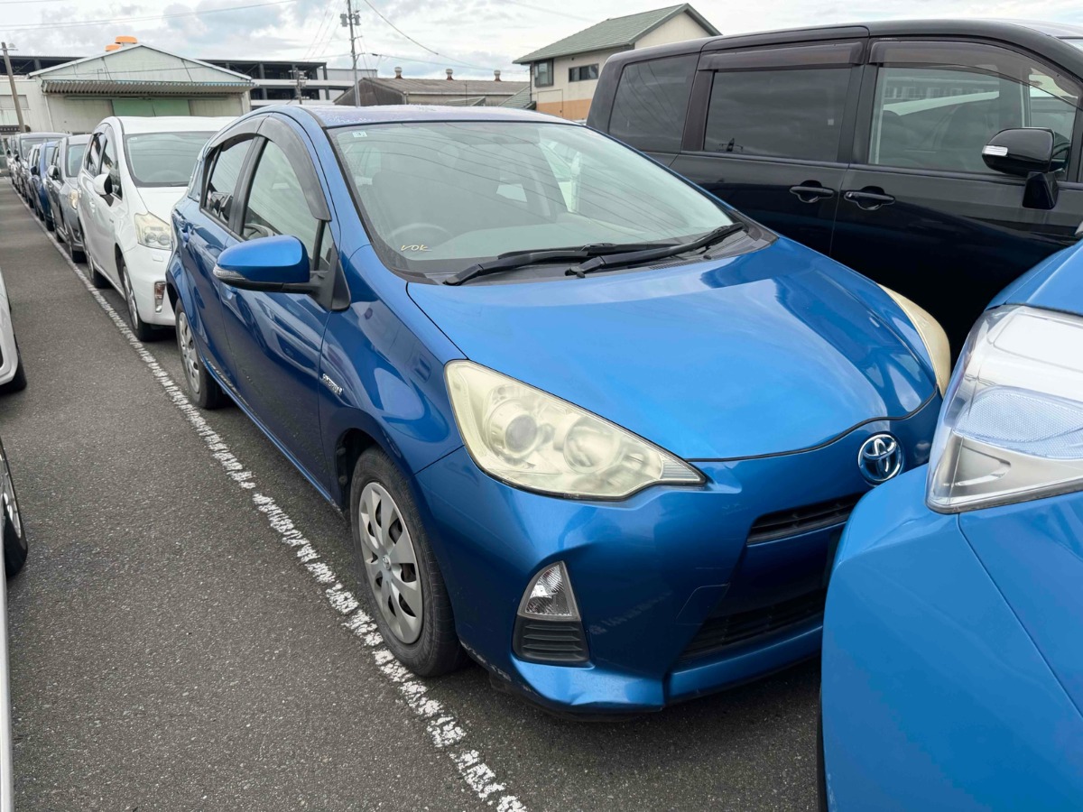 2012 Toyota Aqua thumbnail