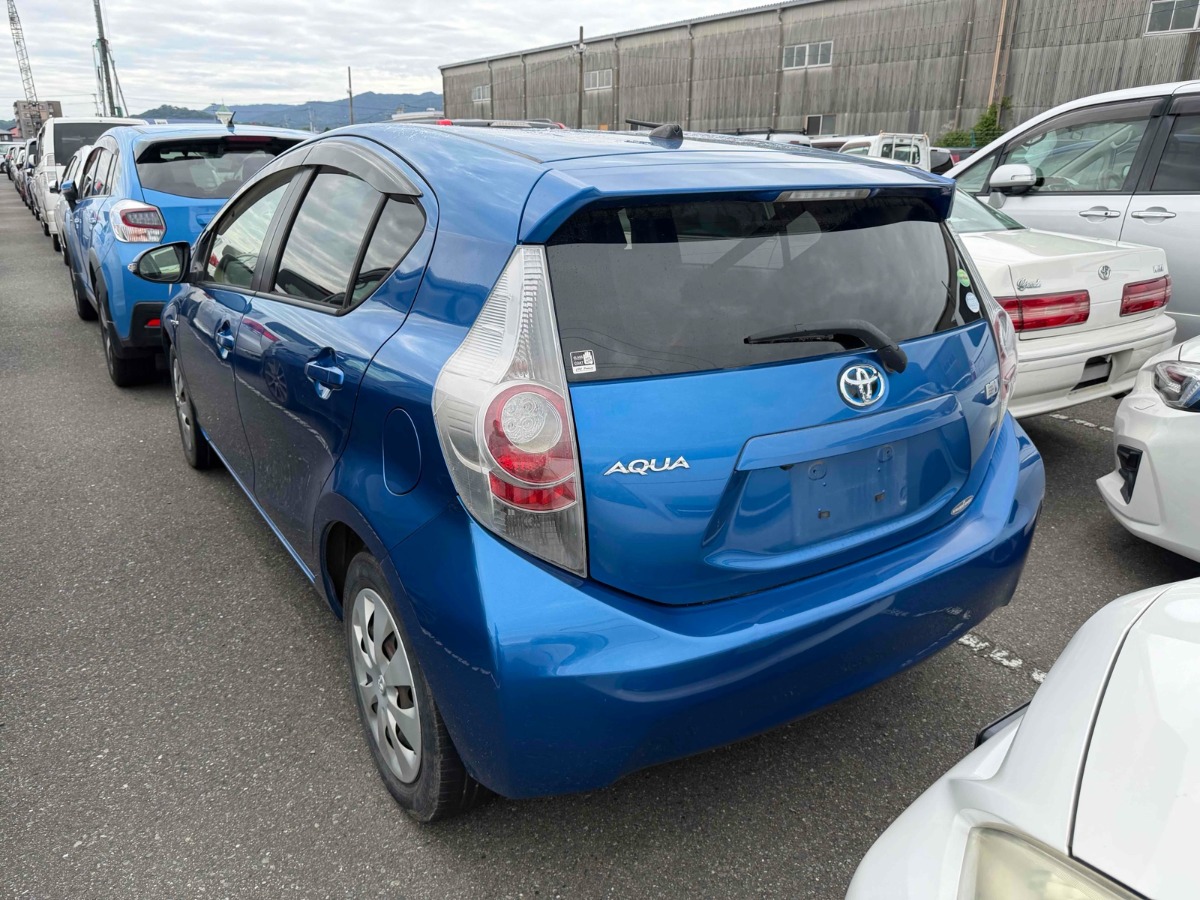 2012 Toyota Aqua thumbnail