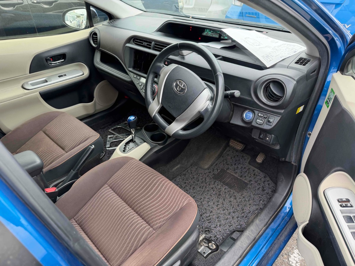 2012 Toyota Aqua thumbnail