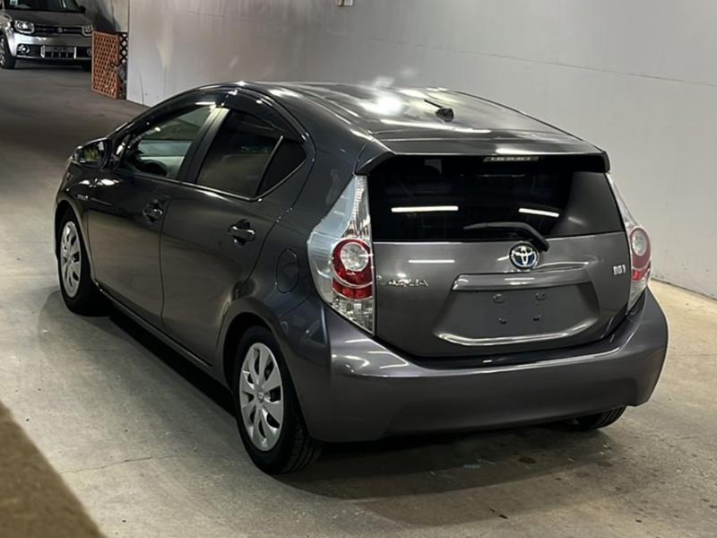 2013 Toyota Aqua thumbnail