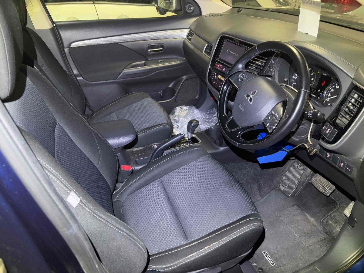 2016 Mitsubishi Outlander thumbnail