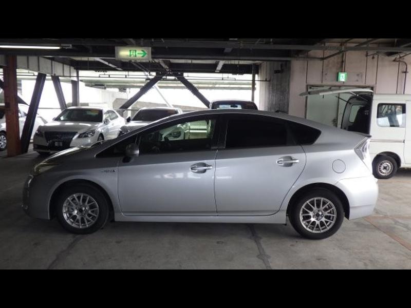 2013 Toyota Prius thumbnail