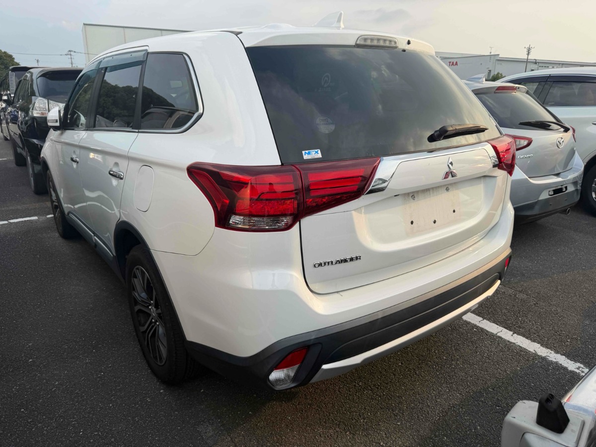 2017 Mitsubishi Outlander thumbnail