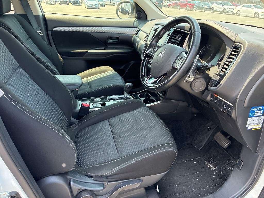2017 Mitsubishi Outlander thumbnail