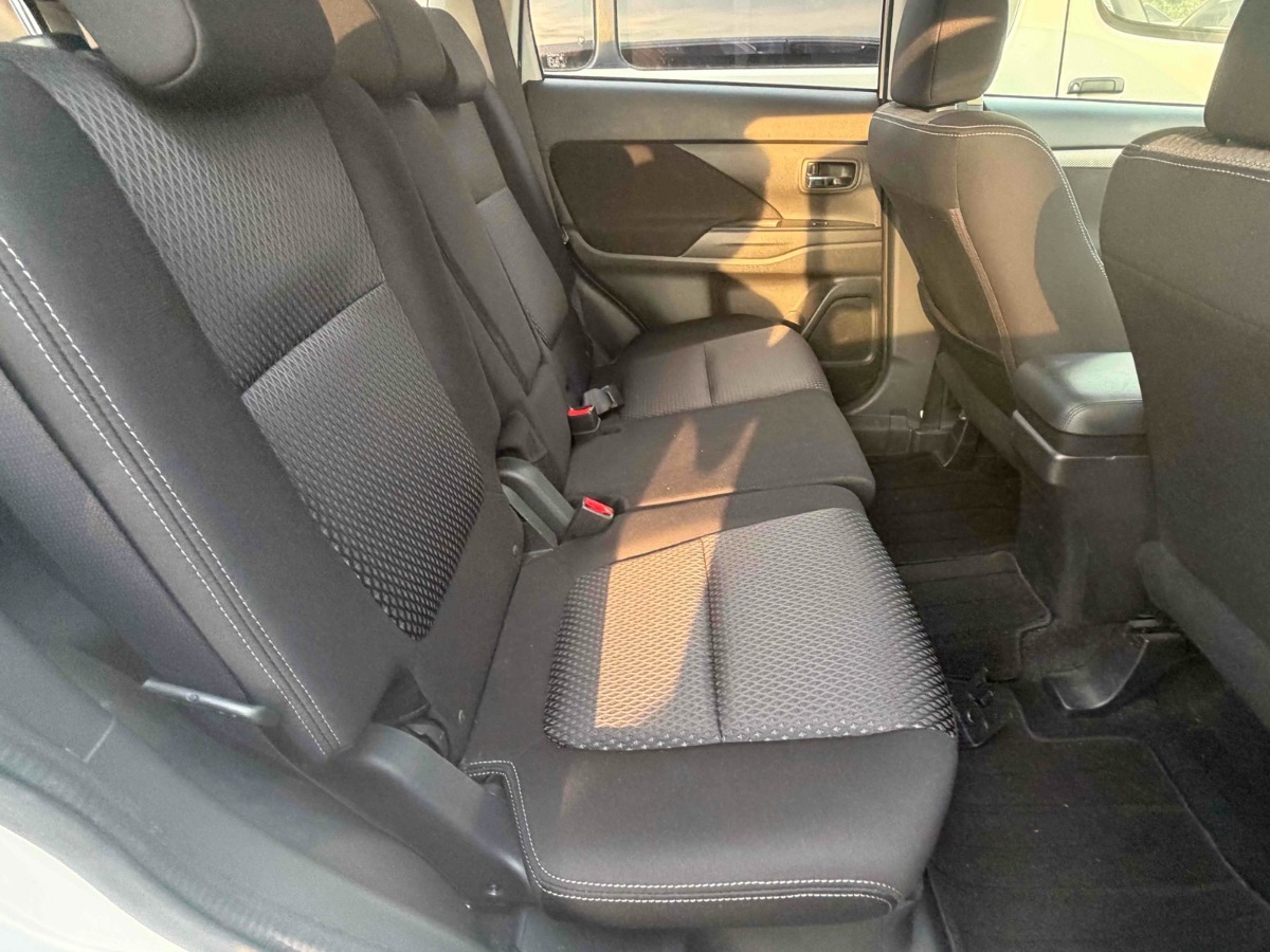 2017 Mitsubishi Outlander thumbnail