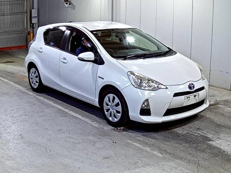 2013 Toyota Aqua thumbnail