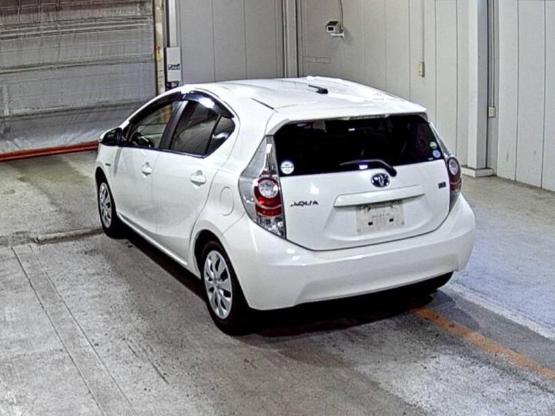 2013 Toyota Aqua thumbnail