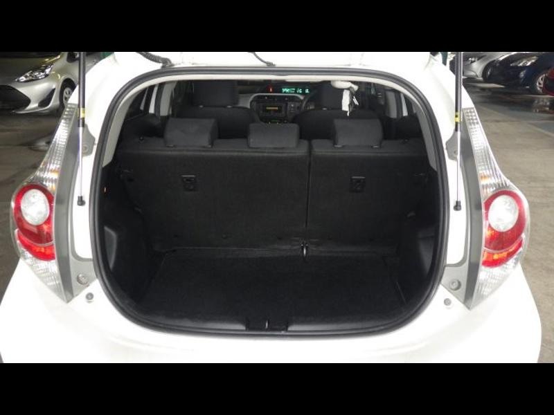 2013 Toyota Aqua thumbnail