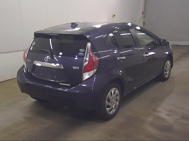 2014 Toyota Aqua thumbnail