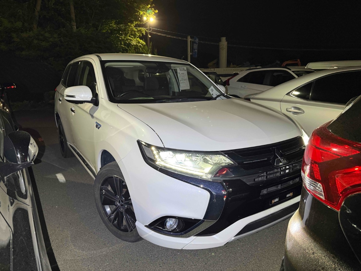 2015 Mitsubishi Outlander thumbnail