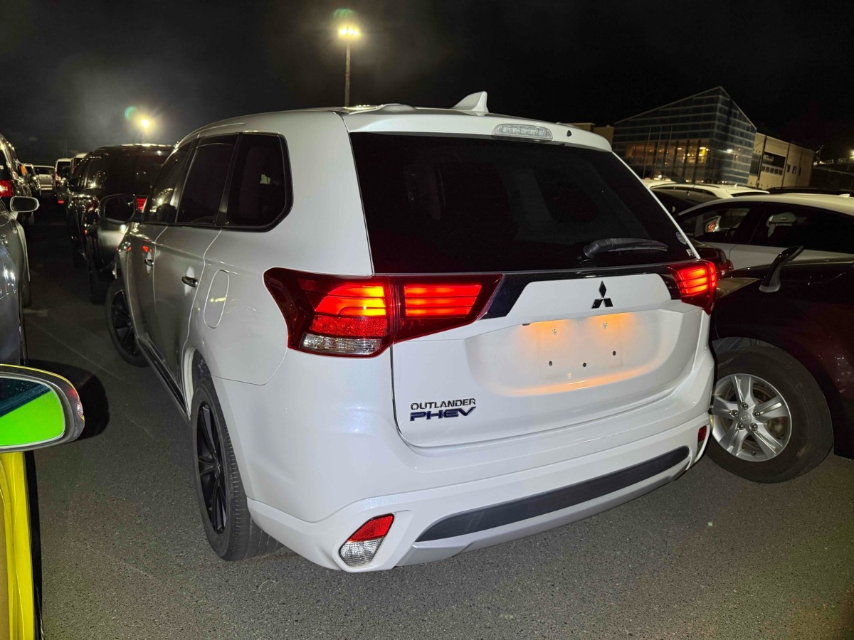 2015 Mitsubishi Outlander thumbnail
