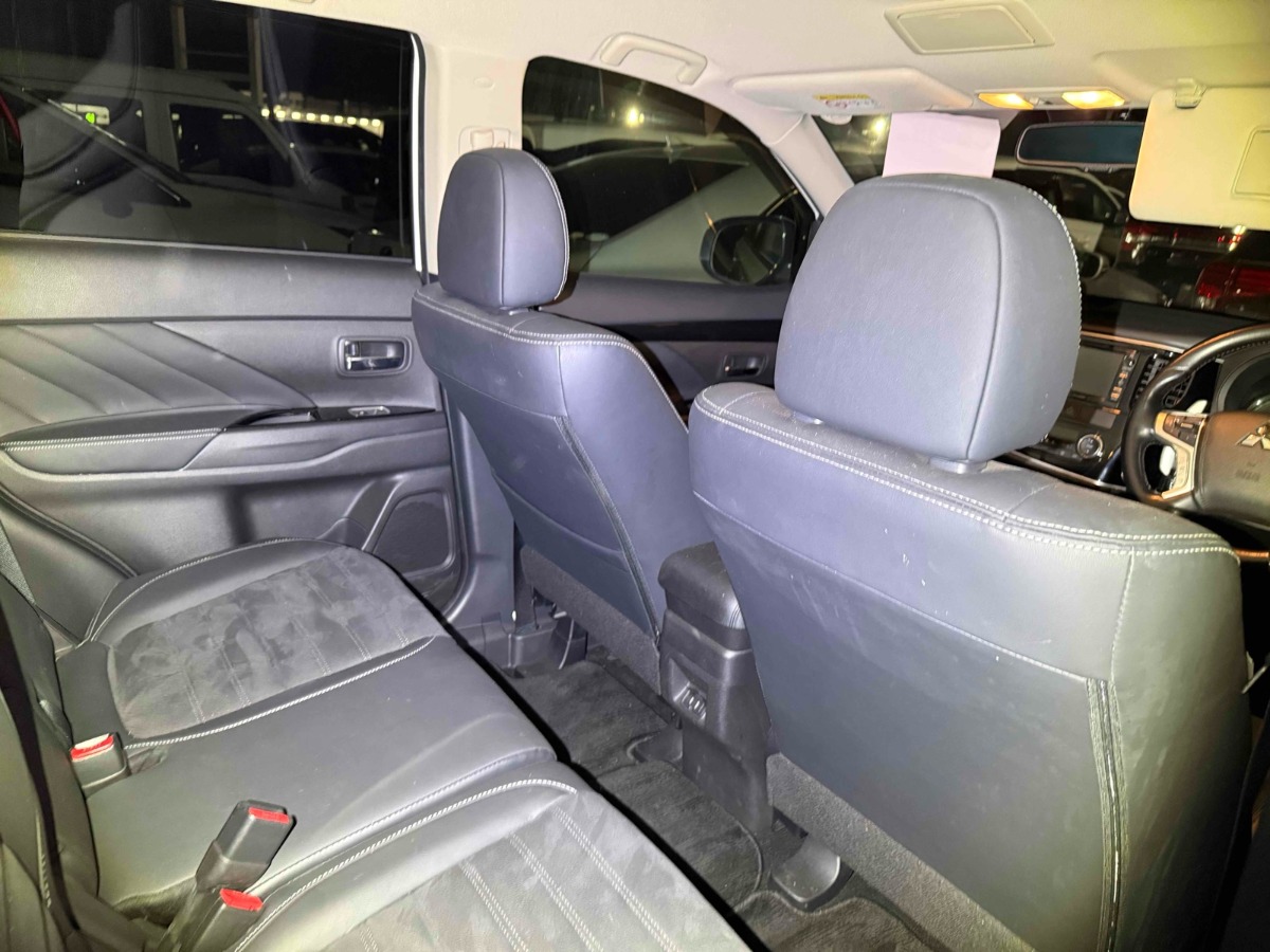 2015 Mitsubishi Outlander thumbnail