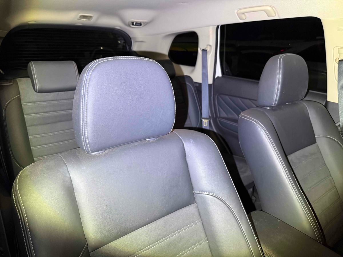 2015 Mitsubishi Outlander thumbnail