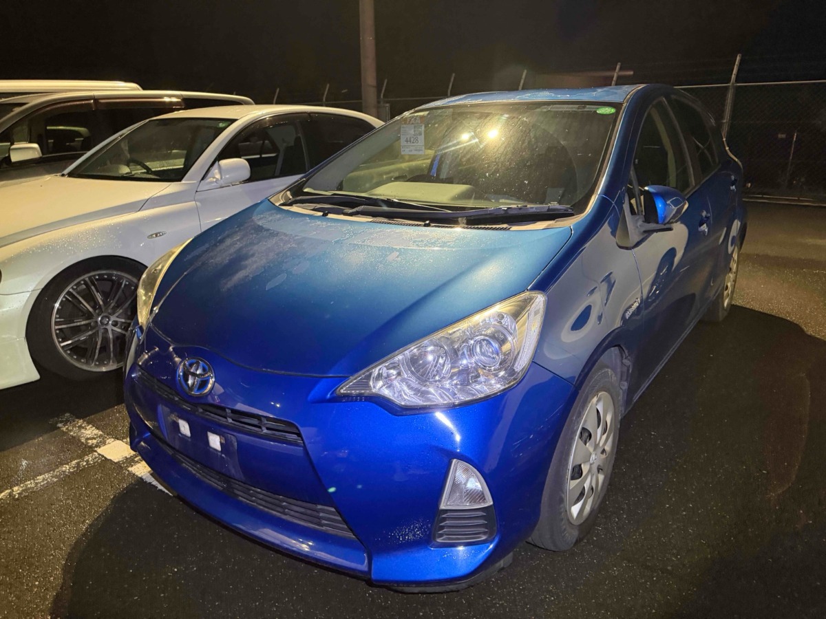 2013 Toyota Aqua thumbnail