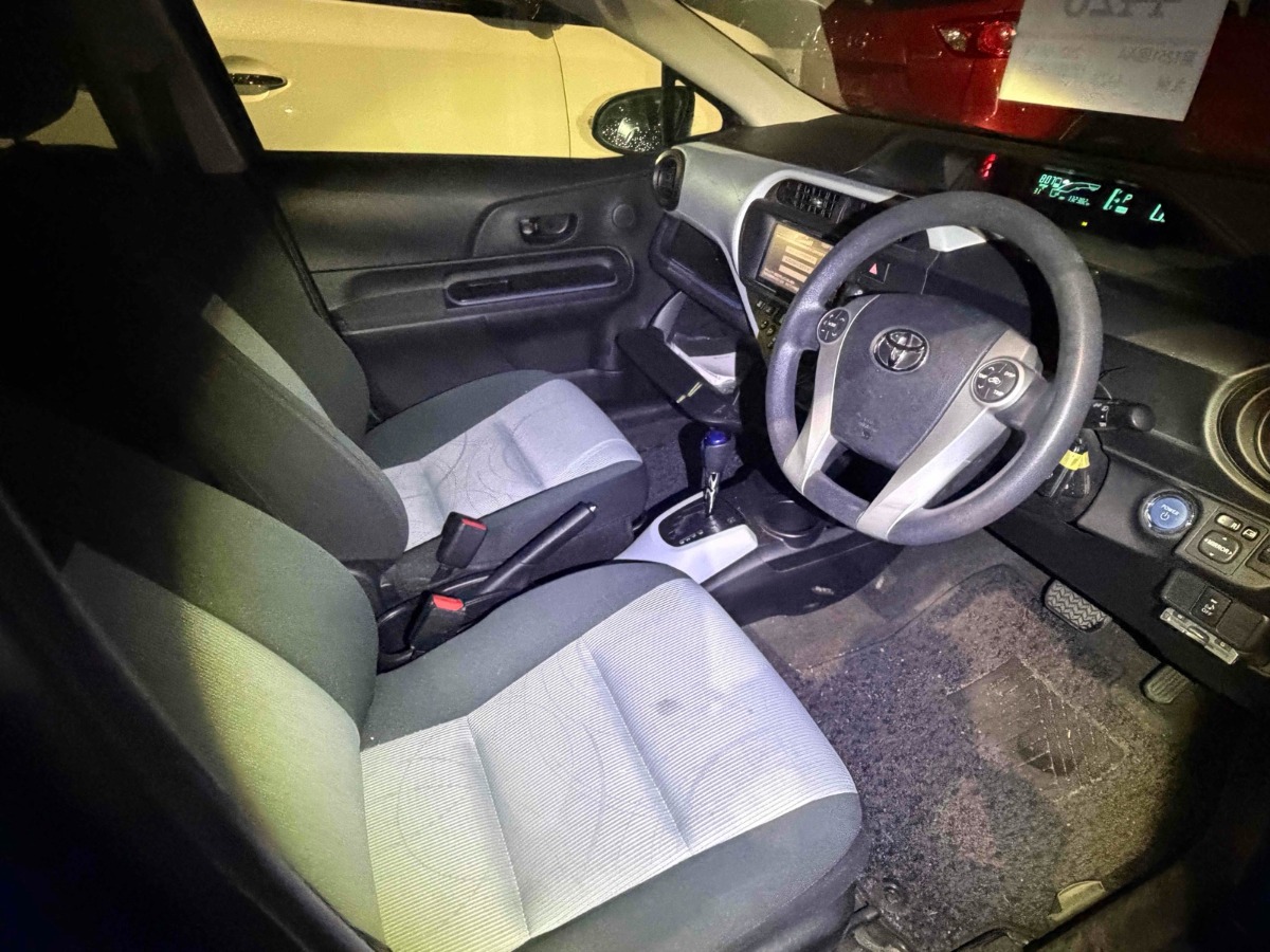 2013 Toyota Aqua thumbnail