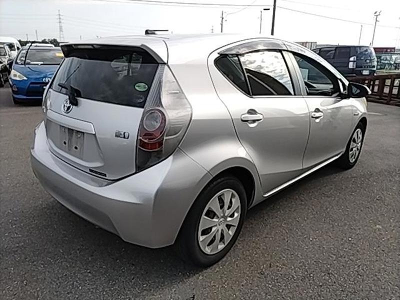 2012 Toyota Aqua thumbnail