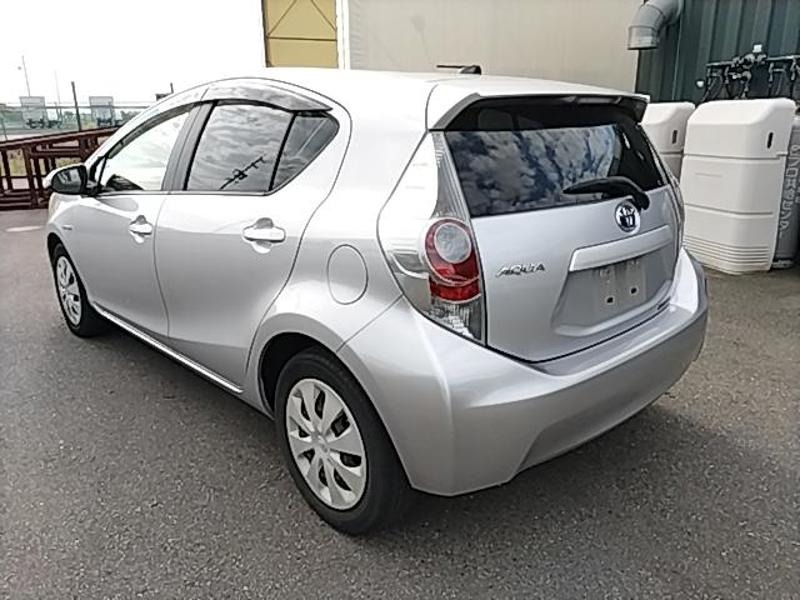 2012 Toyota Aqua thumbnail
