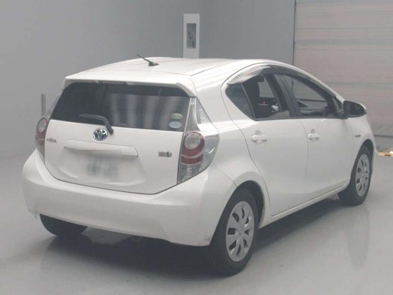 2013 Toyota Aqua thumbnail