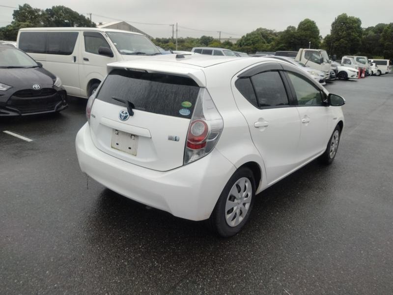 2013 Toyota Aqua thumbnail